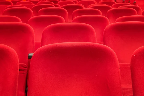 Puste, czerwone kino lub siedzenia teatralne — Zdjęcie stockowe