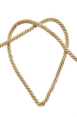 düğüm üzerinde altın bir halat izole kalp şeklinde