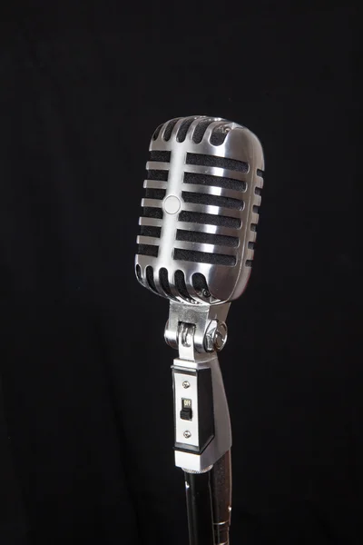 Винтажный микрофон на черном фоне — стоковое фото