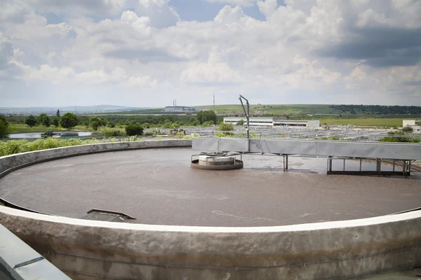 Construcción de limpieza para un tratamiento de aguas residuales — Foto de Stock