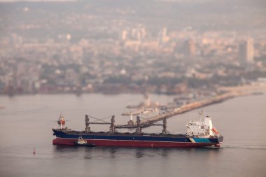 Bağlantı noktası için gelen büyük kargo gemisi. Tilt-shift etkisi