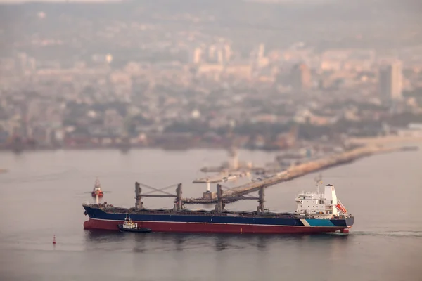 Groot vrachtschip aankomst in de haven. Tilt-shift effect — Stockfoto