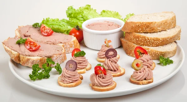 Plate with slices of bread with home made pate, decorated with vegetables — Stock Photo, Image