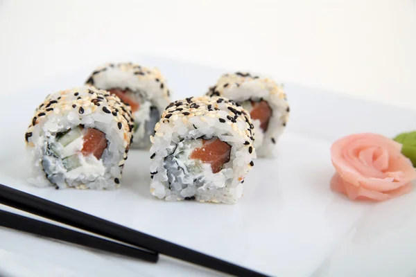 Uramaki com salmão. Rolos tradicionais de sushi japonês — Fotografia de Stock