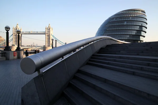 LONDON - MARCH 18: London City Hall Building and Tower Bridge on January 31, 2011 in London, UK. The City hall building has an unusual, bulbous shape, intended to improve energy efficiency. — Stock Photo, Image