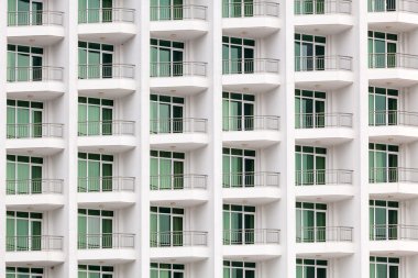 Tekrar eden pencere ve balkon deseni. Kabartma önü