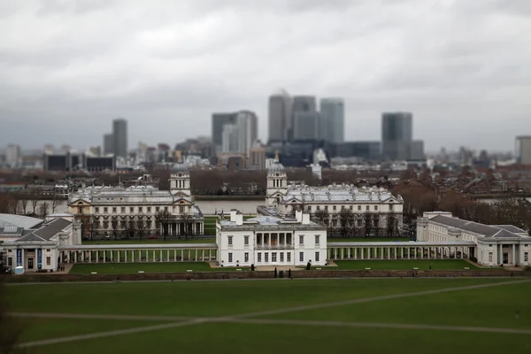 Panoramautsikt över London City med Canary Wharf och National Maritime Museum från Greenwich. Tilt-shift effekten — Stockfoto