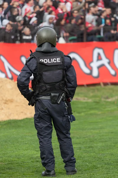 Policía de control de aficionados al fútbol para prevenir la violencia futbolística —  Fotos de Stock