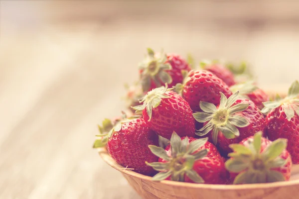 Erdbeeren im Korb im Garten — Stockfoto