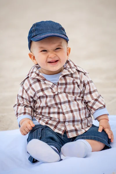 Süße lustige Baby-Junge mit Hut — Stockfoto