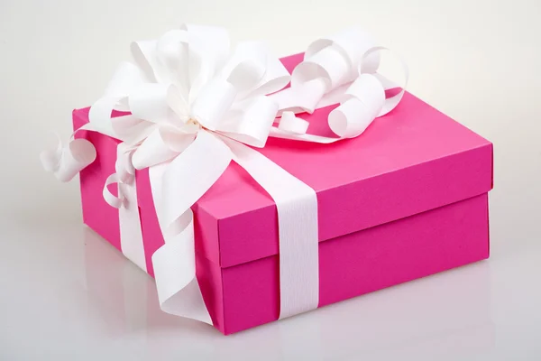 Pink gift box with white ribbon and bow — Stock Photo, Image