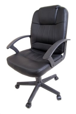 siyah deri ofis koltuğu üzerinde beyaz izole
