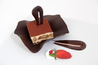 parça çikolatalı tiramisu pasta dekorasyonu ile