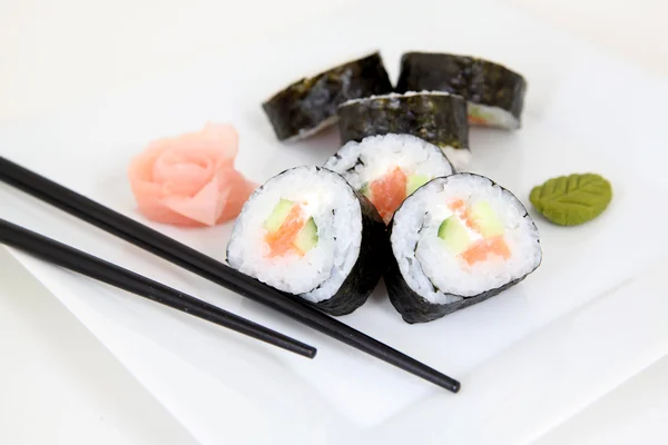 Futomaki, salmão e abacate. Rolos tradicionais de sushi japonês — Fotografia de Stock