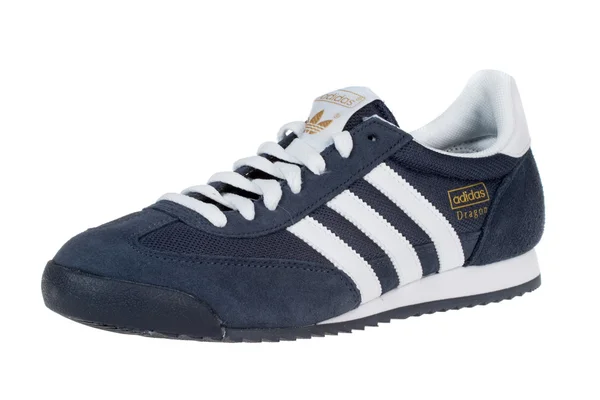 Warna, Bułgaria - 28 lutego 2013: buty Adidas smoka. Na białym tle. Zdjęcia produktów — Zdjęcie stockowe