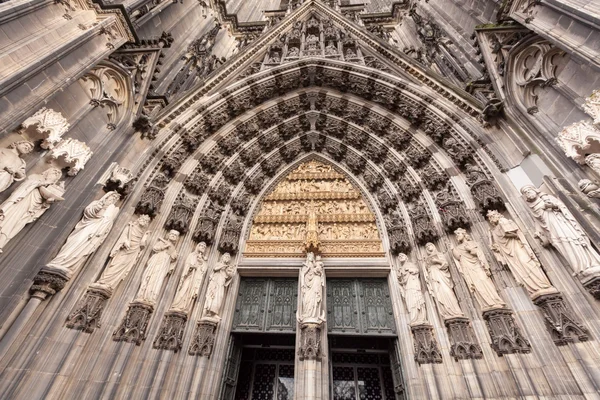 Wejście do katedry w Kolonii Dom. Kolonia, Nadrenia Północna-Westfalia, Niemcy — Zdjęcie stockowe