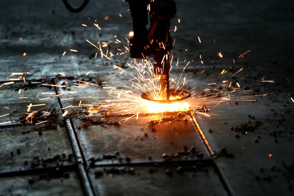 Industrielles Laserschneiden von Metall mit Funken — Stockfoto