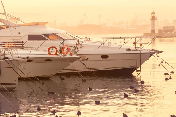 Marina med yacht på solnedgången — Stockfoto