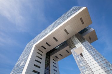 Köln, Almanya - 8 Mart 2015: Rheinau Dock Köln - Alfons Linster, 2006-2008 inşa tarafından tasarlanan yer alan Kranhaus denilen fütüristik vinç en ünlü landm biri evler