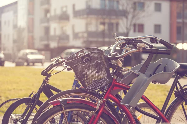 Fahrradabstellplätze in der Stadt — Stockfoto