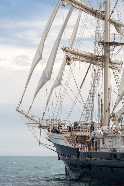 Stará loď s bílými prodej plachtění na moři — Stock fotografie