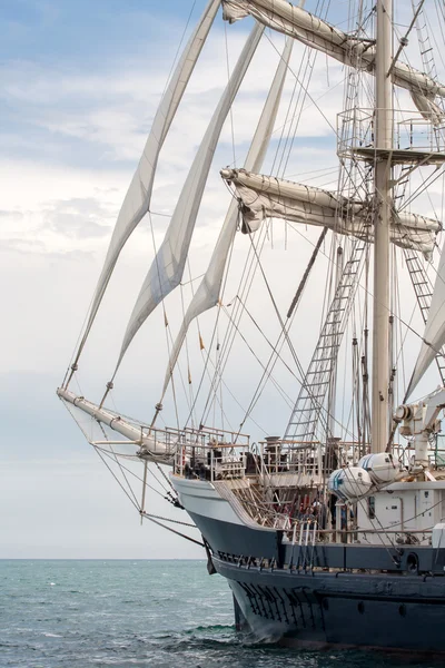 Antiguo barco con ventas blancas navegando en el mar —  Fotos de Stock