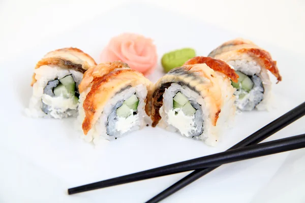 Des sushis à l'anguille. Rouleaux de sushi japonais traditionnels — Photo