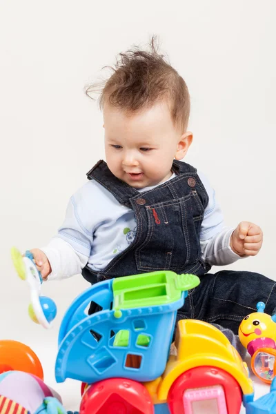 Bébé heureux jouant avec des jouets — Photo