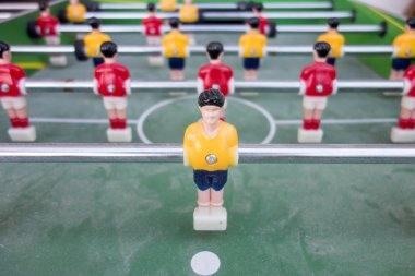 Sarı ve kırmızı oyuncu ile tablo futbol oyunu