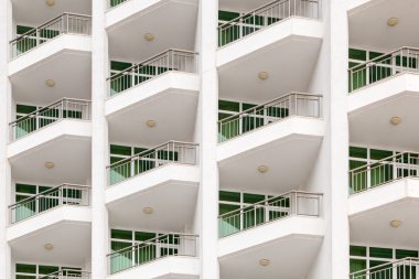 Tekrar eden pencere ve balkon deseni. Kabartma önü