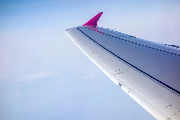 Wing of airplane flying — Stock Photo, Image