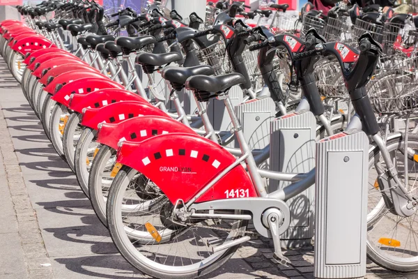 LYON, FRANCE - on APRIL 14, 2015 - Shared bikes are lined up in the streets of Lyons, France. Velo'v Grand Lyon has over 340 stations and 3000 bikes throughout the Grand Lyon area. — Stock Photo, Image