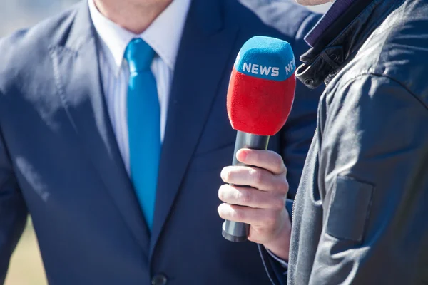 Periodista de noticias con entrevista de micrófono — Foto de Stock