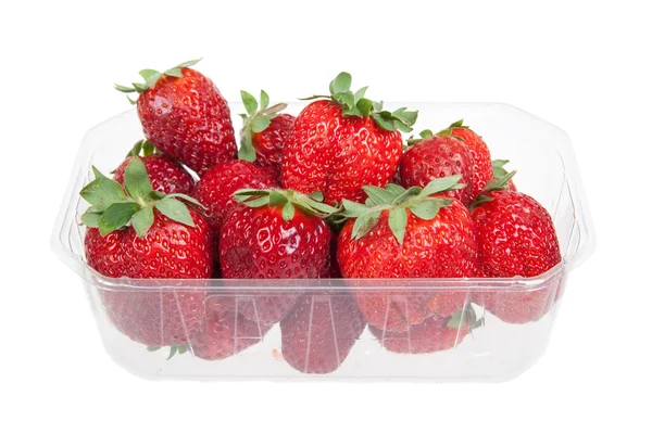 Frische Erdbeeren in Plastikbox, isoliert auf weiß — Stockfoto