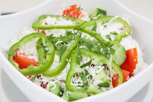 Insalata di verdure fresca estiva con pepe verde — Foto Stock