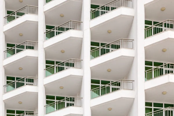 Upprepa mönster av fönster och balkong. Bulkfronten — Stockfoto