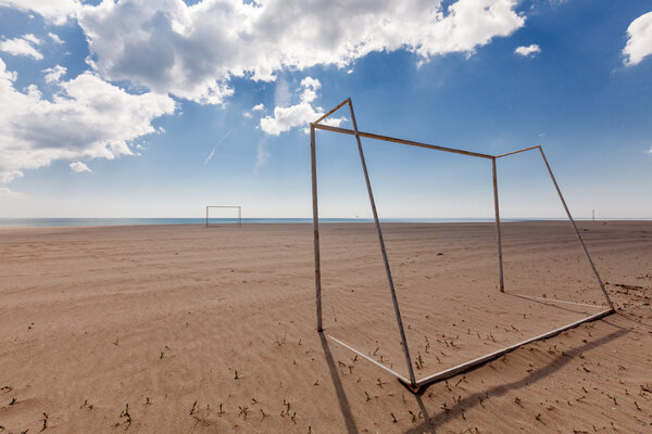 Футбол, футбольные ворота на пляже. Пляжный футбол, футбол
