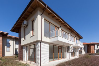 Yeni ve boş bir banliyö ev. Mükemmel mahalle