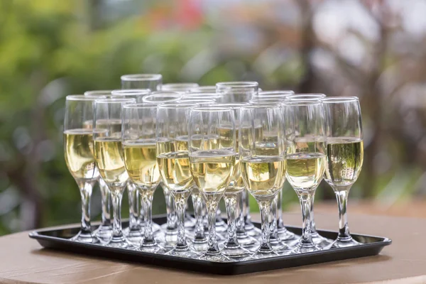 シャンパン、提供する準備ができてでいっぱい結婚式のメガネ — ストック写真
