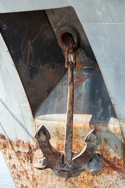 Old rusty anchor on old ship — Stock Photo, Image