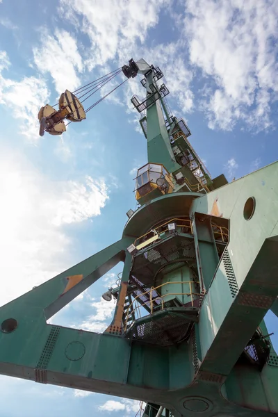 Großer Industriehafen-Kran vor blauem Himmel mit weißen Wolken — Stockfoto