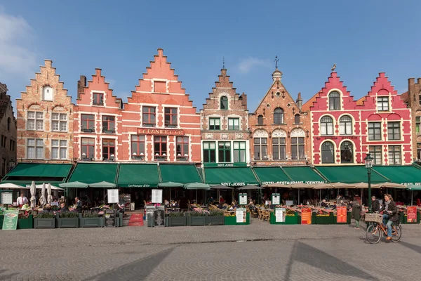 BRUGES, BELGIQUE - 23 MARS 2015. Touristes dans le côté nord de Grote Markt (Place du Marché) de Bruges, Bruges, avec des cafés de rue enchanteurs, lieu de rencontre des Brugelings et les touristes. Flandre . — Photo