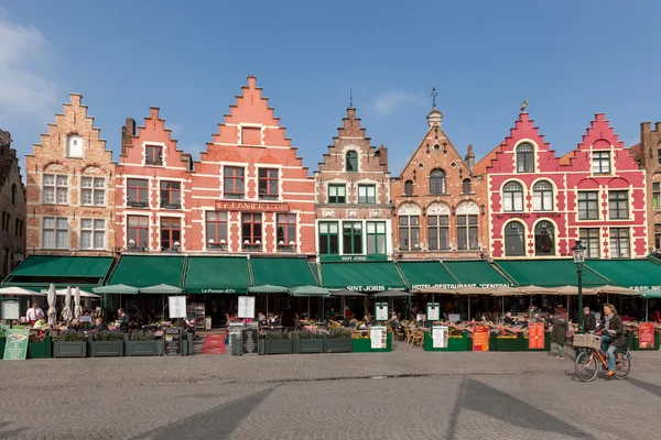 Bruges, Belçika - 23 Mart 2015. Grote Markt (Pazar Meydanı) Bruges, Brugge, kuzey tarafında büyüleyici sokak kafeleri ile buluşma yeri Brugelings ve turist turist. Flanders. Stok Resim