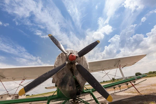 Vieil avion contre un ciel nuageux — Photo