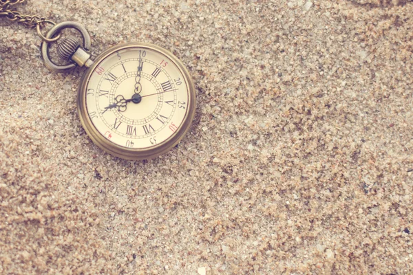 Vieille montre de poche dans le sable — Photo