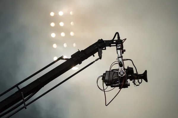 Caméra de télévision sur une grue sur mach football ou concert — Photo