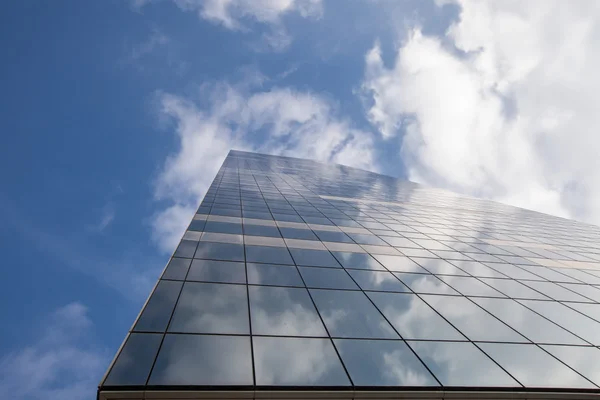 Modern office building on sky background with clouds reflection — Stock Photo, Image