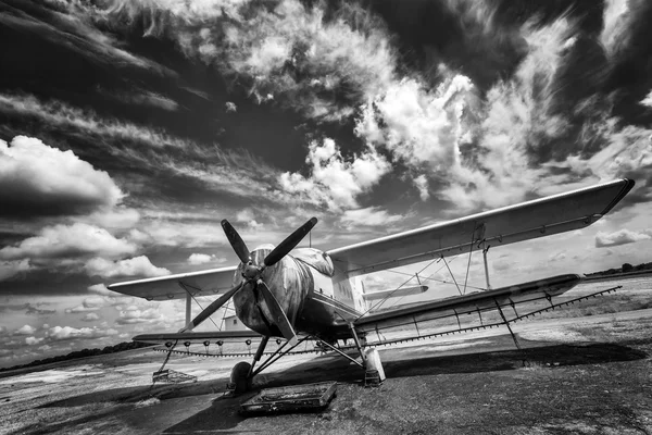 Velho avião em campo em preto e branco — Fotografia de Stock