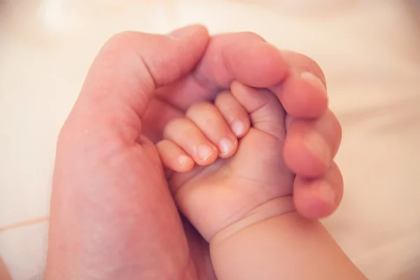 Yeni doğan çocuğun elini tutarak — Stok fotoğraf
