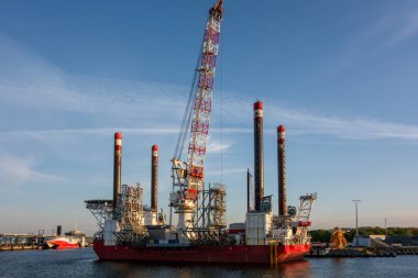 Açıklar Rüzgâr Çiftliği İnşaat Gemisi. Ağır Kaldıraç Gemisi, Yenilenebilir Enerji Altyapısı, Deniz Mühendisliği, Sürdürülebilir Offshore Projeleri